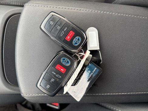 Used 2021 Toyota Venza LE image 33