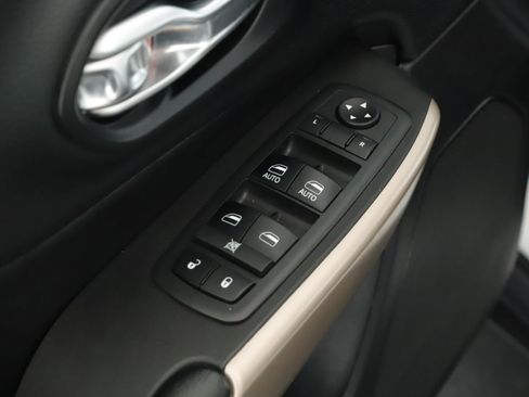 Used 2018 Jeep Cherokee Limited image 6