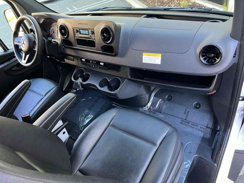 Used 2022 Mercedes-Benz Sprinter 1500 image 5