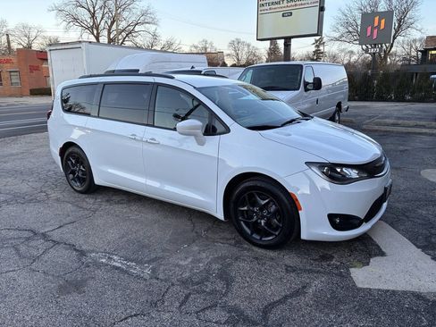 Used 2018 Chrysler Pacifica Touring-L Plus image 14