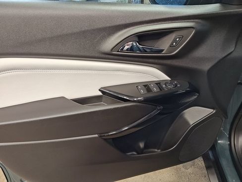 Used 2025 Chevrolet Trax LT FWD image 16