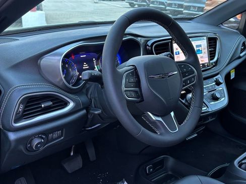 New 2026 Chrysler Pacifica Select image 8