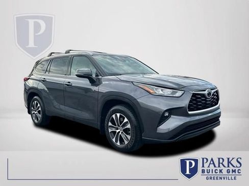 Used 2020 Toyota Highlander XLE AWD/4WD image 1