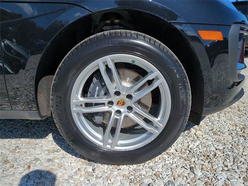 Used 2025 Porsche Macan image 11