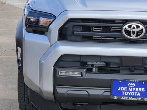Used 2025 Toyota 4Runner SR5 AWD/4WD image 5