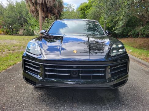 Used 2024 Porsche Cayenne AWD/4WD image 2