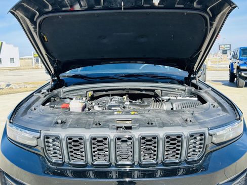 Used 2023 Jeep Grand Cherokee Limited w/ Black Appearance Package image 45