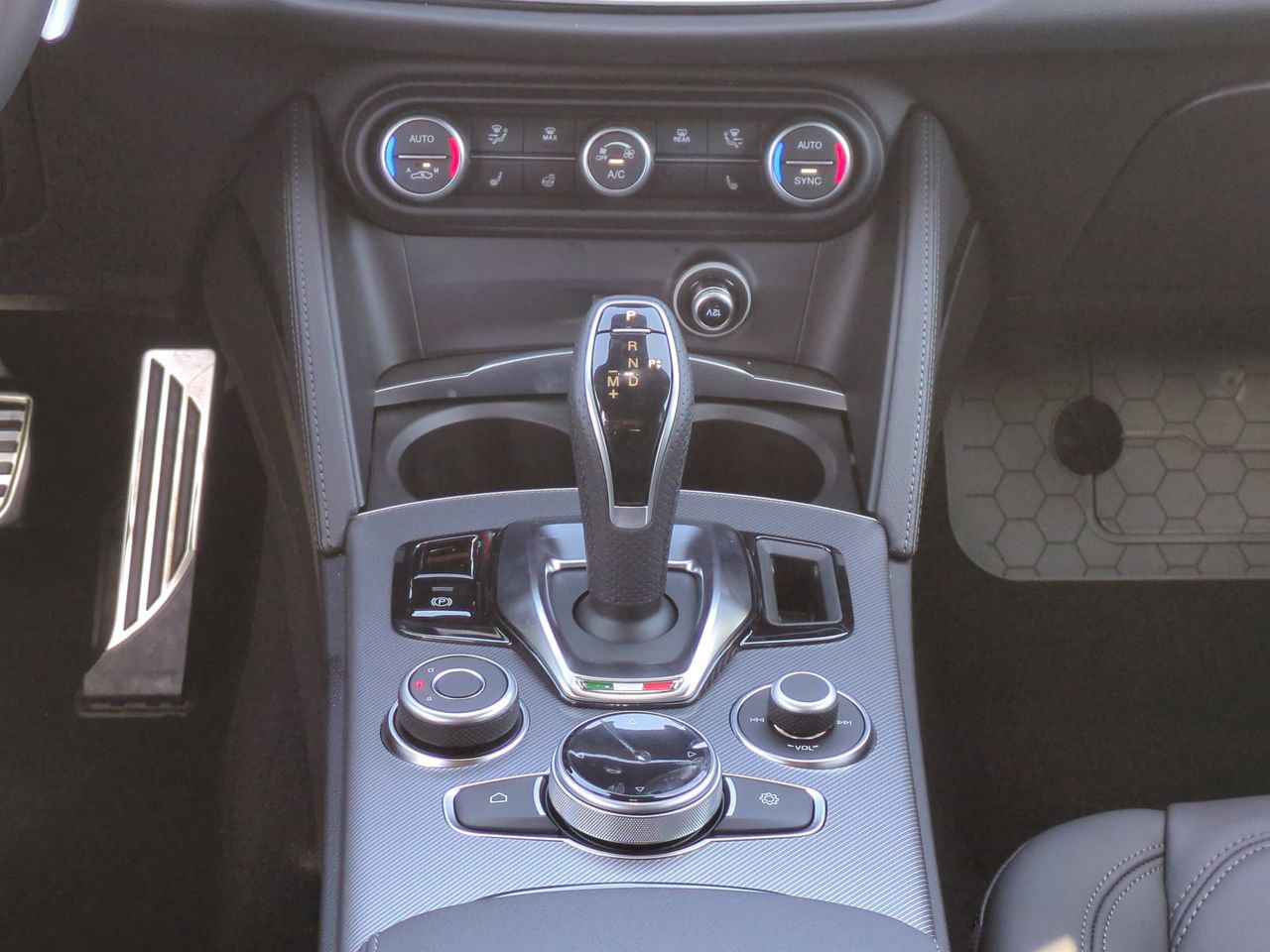 New 2025 Alfa Romeo Stelvio Sprint w/ Convenience Package AWD/4WD image 18