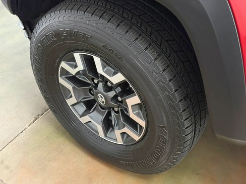 Used 2018 Toyota Tacoma TRD Off-Road w/ Technology Package AWD/4WD image 11