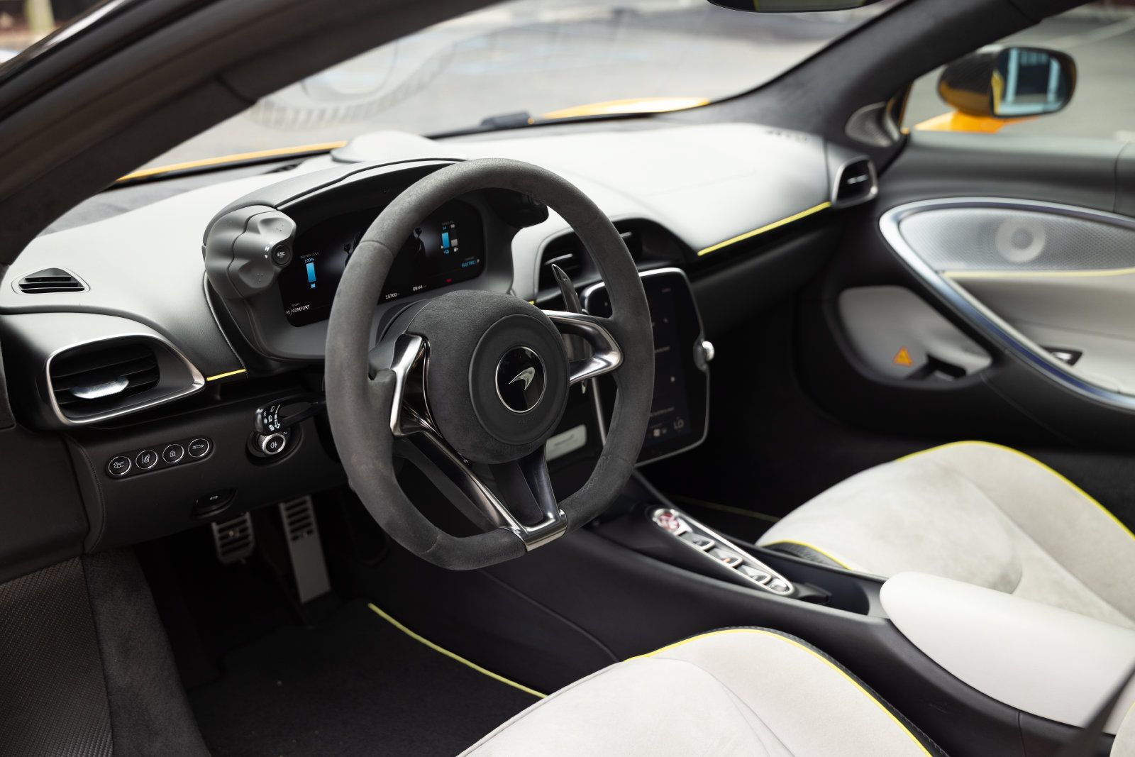 Used 2023 McLaren Artura RWD image 11