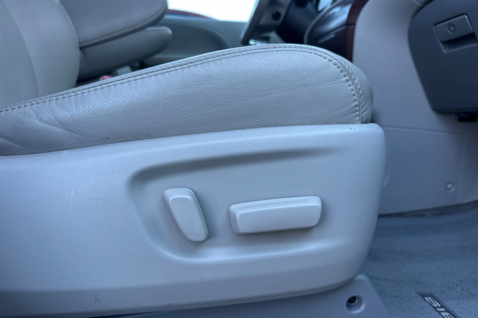 Used 2013 Toyota Sienna XLE w/ Premium Pkg FWD image 24