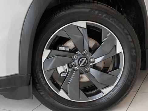 Used 2025 Nissan Rogue SV w/ SV Premium Package image 2