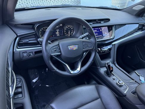 Used 2025 Cadillac XT6 Premium Luxury image 4