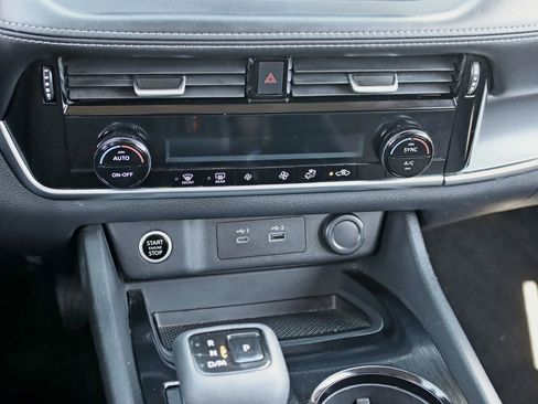 Used 2021 Nissan Rogue SV image 21