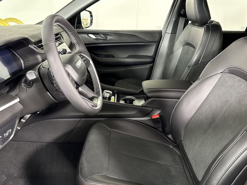 New 2025 Jeep Grand Cherokee Altitude image 12