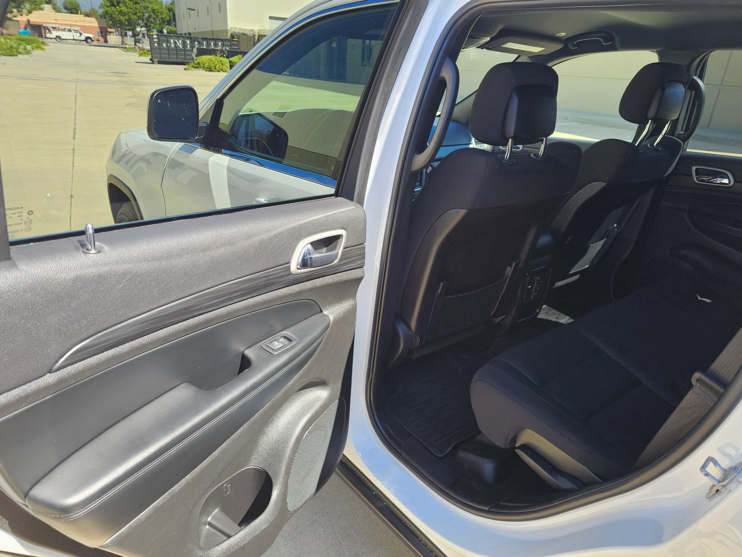 Used 2021 Jeep Grand Cherokee Laredo AWD/4WD image 17