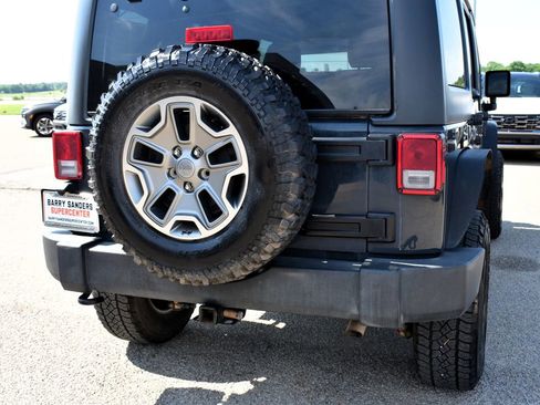 Used 2017 Jeep Wrangler Unlimited Rubicon w/ Connectivity Group AWD/4WD image 9