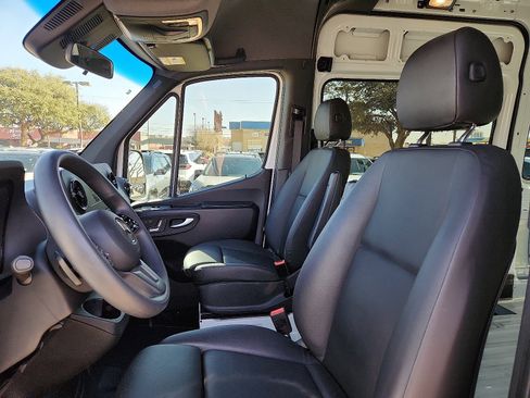 Used 2022 Mercedes-Benz Sprinter 2500 image 13