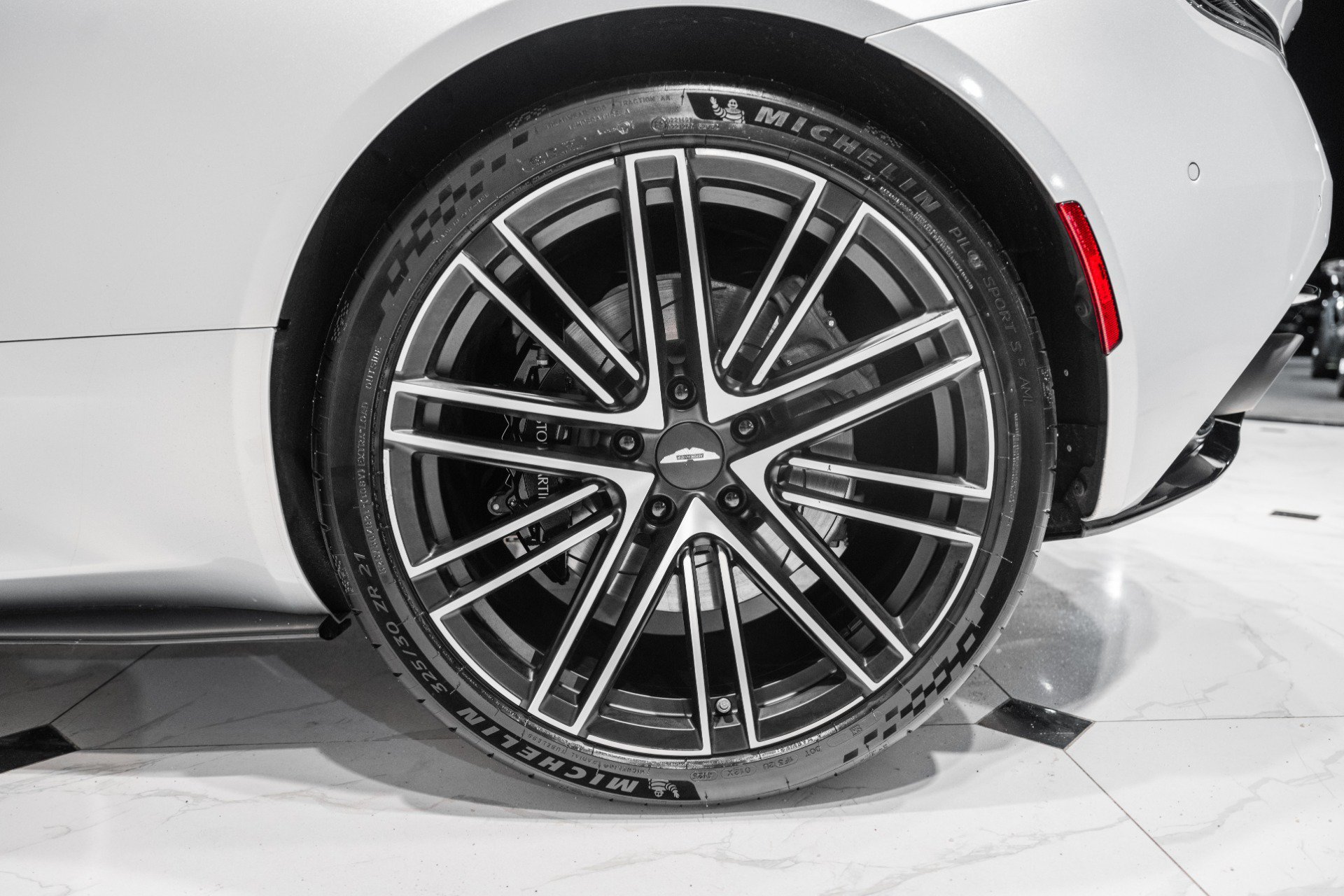 Used 2024 Aston Martin DB12 Coupe RWD image 42