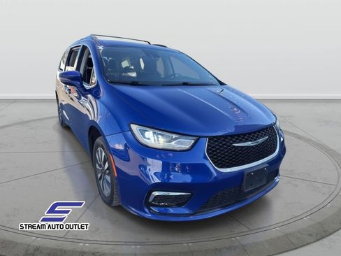 Used 2021 Chrysler Pacifica Touring-L image 2