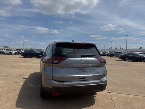 Used 2024 Nissan Rogue SV w/ SV Premium Package image 17