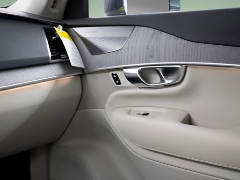 New 2025 Volvo XC90 T8 Plus w/ Protection Package Premier image 25