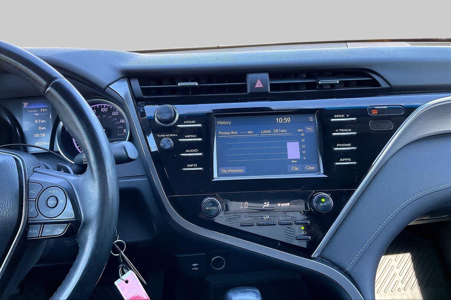 Used 2018 Toyota Camry SE FWD image 6