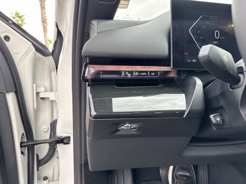 Used 2025 BMW i5 eDrive40i w/ Premium Package image 33