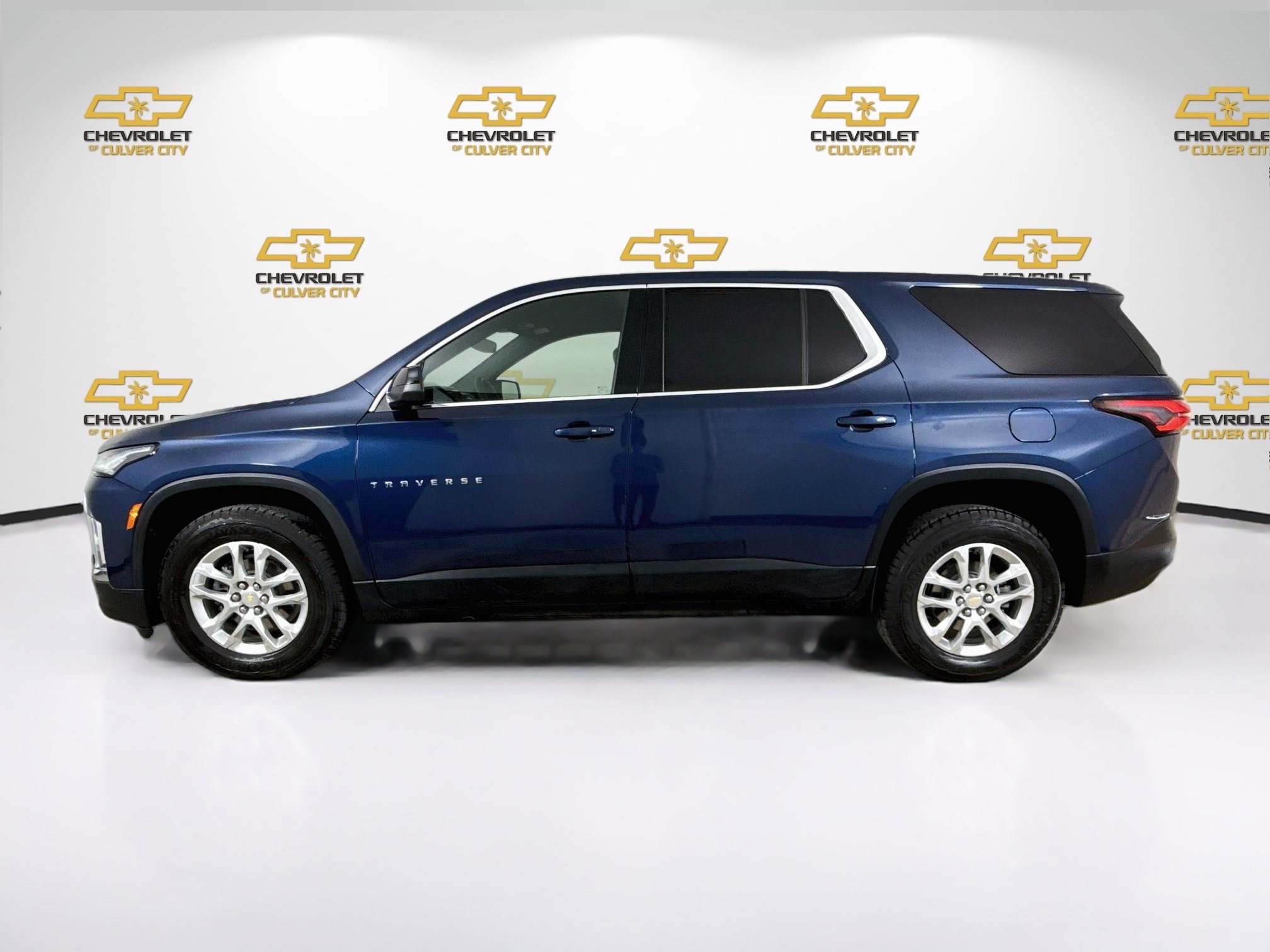 Used 2022 Chevrolet Traverse LS w/ LPO, Cargo Package FWD image 5