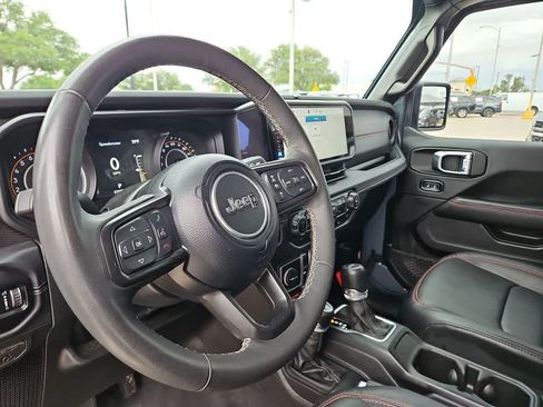 Used 2025 Jeep Gladiator Rubicon w/ Convenience Group AWD/4WD image 10