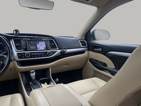 Used 2019 Toyota Highlander XLE image 24