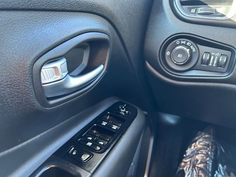 Used 2022 Jeep Renegade Latitude image 18