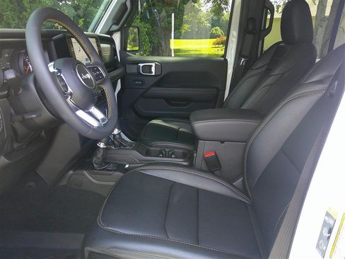 Used 2024 Jeep Wrangler Unlimited Sahara w/ Technology Group AWD/4WD image 10
