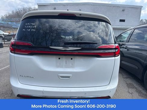 Used 2025 Chrysler Pacifica Select image 7