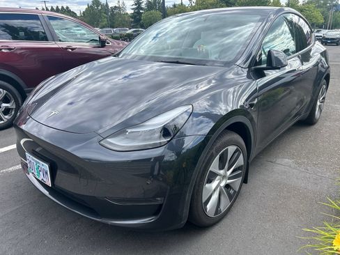 Used 2024 Tesla Model Y Long Range AWD/4WD image 1