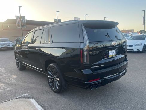Used 2025 Cadillac Escalade ESV V AWD/4WD image 5