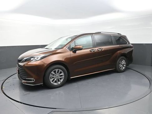 Certified 2022 Toyota Sienna XLE w/ XLE Plus Package AWD/4WD image 46