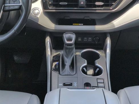 Certified 2023 Toyota Highlander XLE FWD image 19