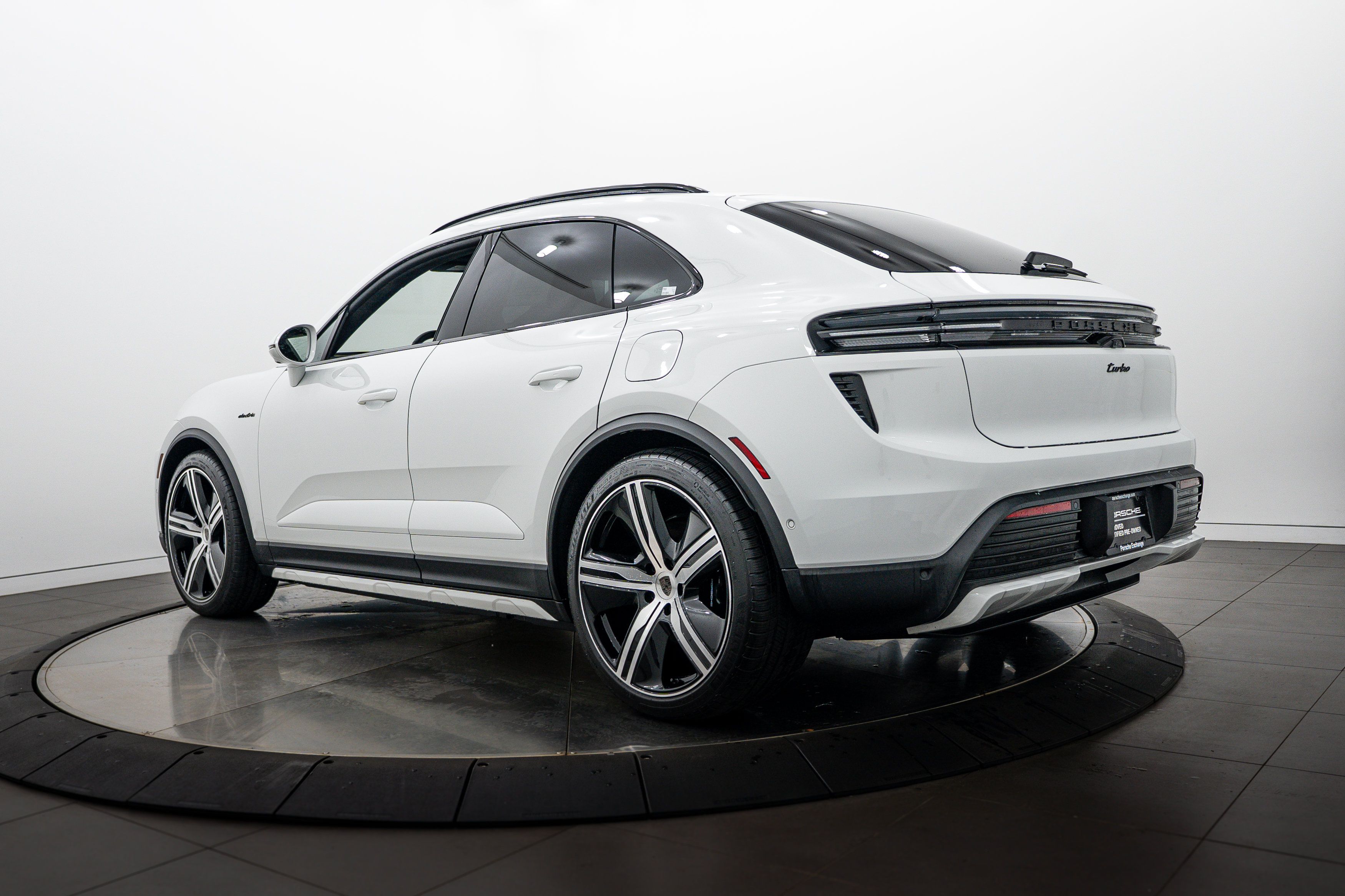 Certified 2025 Porsche Macan Turbo Electric AWD/4WD image 3