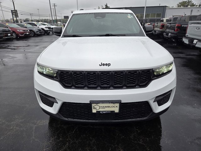 Used 2025 Jeep Grand Cherokee 4WD image 3