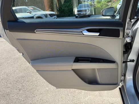Used 2019 Ford Fusion SE FWD image 12