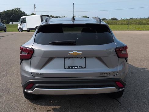 Used 2025 Chevrolet Trax LT FWD image 4