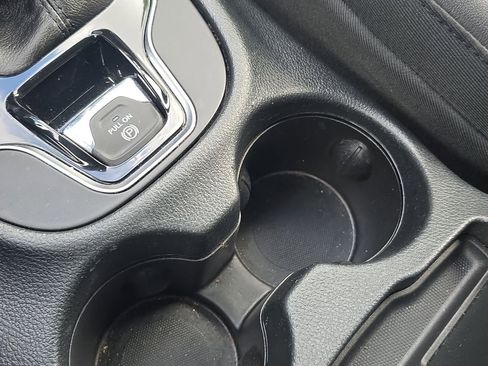 Used 2019 Jeep Cherokee Limited image 31