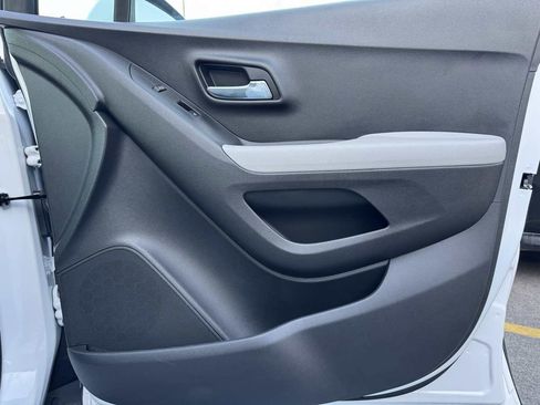 Used 2020 Chevrolet Trax LT w/ LT Convenience Package image 27