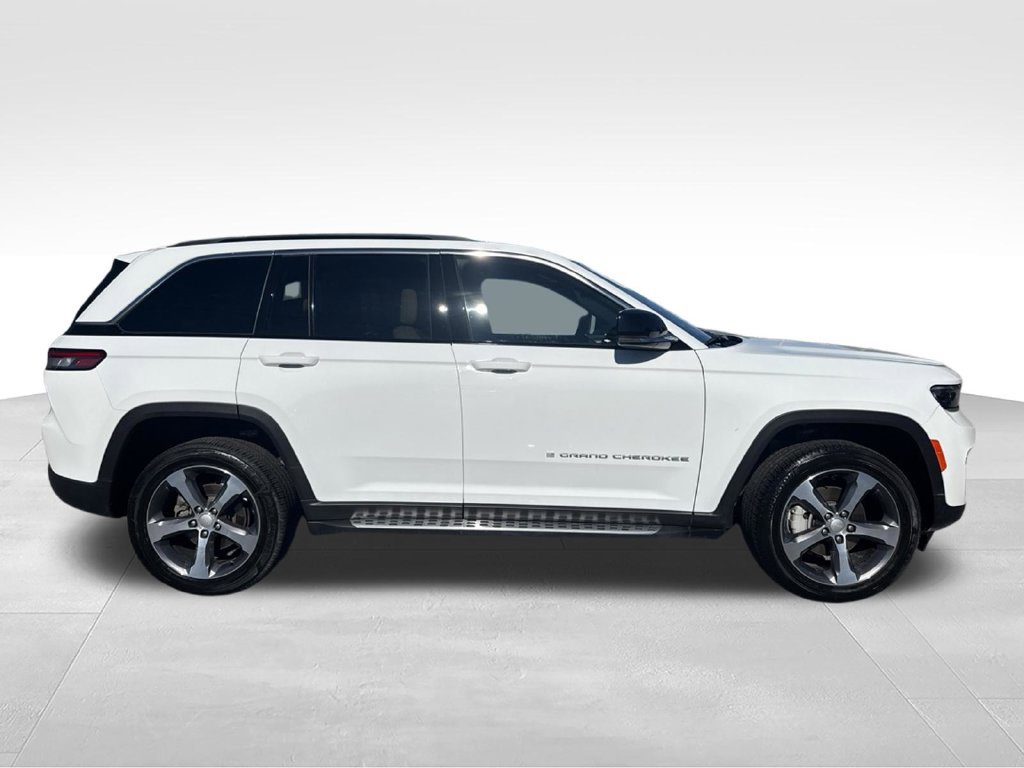 Used 2025 Jeep Grand Cherokee Limited AWD/4WD image 2