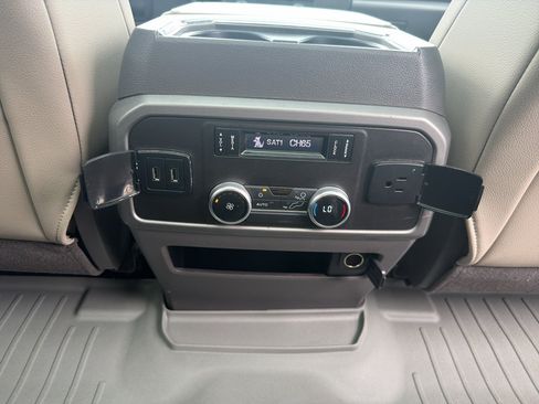 Used 2018 Ford Expedition XLT w/ Equipment Group 202A RWD image 18