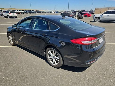 Used 2018 Ford Fusion SE w/ Fusion SE Technology Package FWD image 2