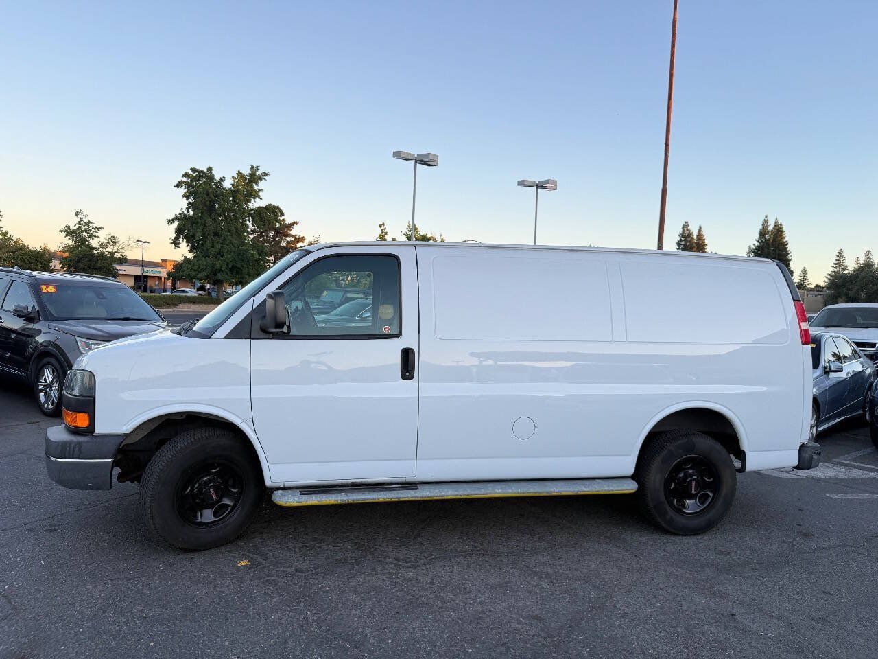 Used 2017 GMC Savana 2500 RWD image 4