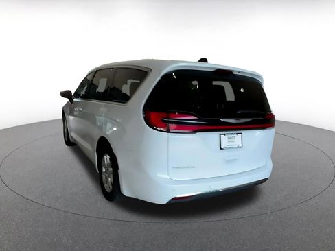 Used 2025 Chrysler Pacifica Select image 11