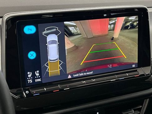 Certified 2025 Volkswagen Atlas Cross Sport SE w/ Panoramic Sunroof Package image 30